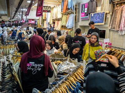 Antusias Warga Bandung Belanja Pakaian Jelang Lebaran