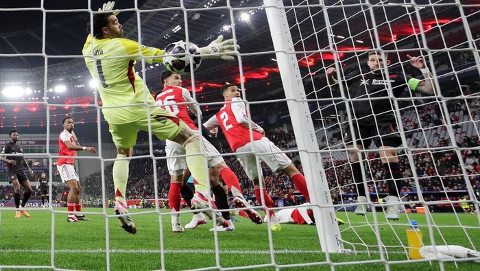 Bayer Leverkusen membobol Arsenal lewat bola mati.