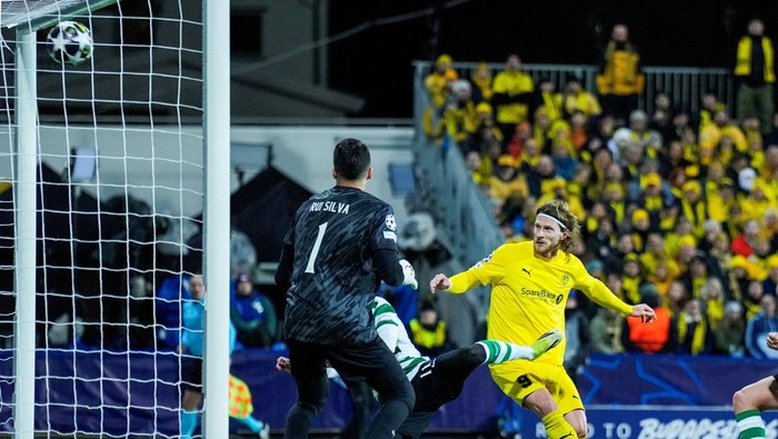 Soccer - UEFA Champions League - Round of 16 - First Leg - Bodo/Glimt v Sporting CP - Aspmyra Stadion, Bodo, Norway - March 11, 2026 Bodo/Glimts Kasper Hogh scores their third goal Fredrik Varfjell/NTB via REUTERS    ATTENTION EDITORS - THIS IMAGE W