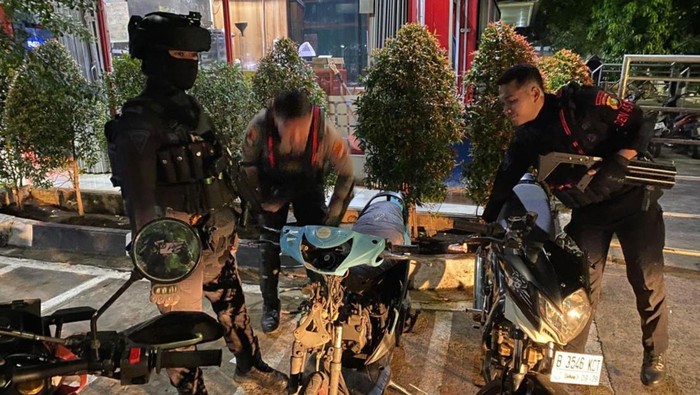 Brimob Metro Bubar Balap Liar di Duren Sawit, Tiga Pemuda Diamankan
