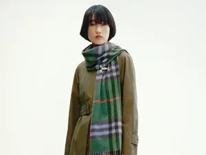 Burberry Rilis Koleksi Spesial Terinspirasi Gaya Ikonik Ratu Elizabeth II