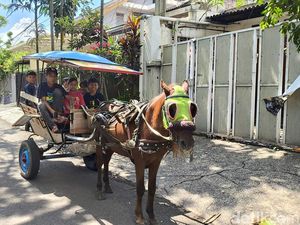 Saat Delman Jadi Teman Ngabuburit Anak-anak di Bandung