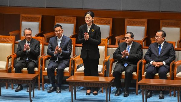 Rapat Paripurna DPR Sahkan Lima Anggota Dewan Komisioner OJK
