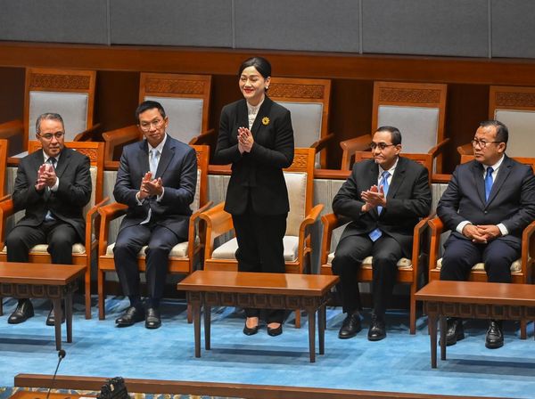 Rapat Paripurna DPR Sahkan Lima Anggota Dewan Komisioner OJK