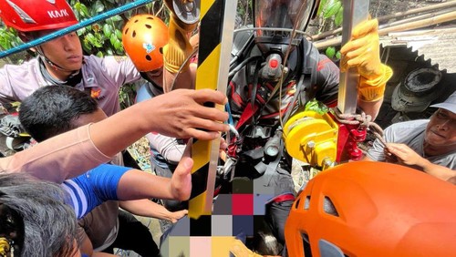 Evakuasi korban yang masuk ke dalam sumur di wilayah Denpasar Utara, Kamis (12/3/2026). (Dok Basarnas Denpasar)