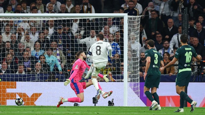 Soccer Football - UEFA Champions League - Round of 16 - First Leg - Real Madrid v Manchester City - Santiago Bernabeu, Madrid, Spain - March 11, 2026 Real Madrids Federico Valverde scores their third goal to complete a hat-trick Action Images via Re