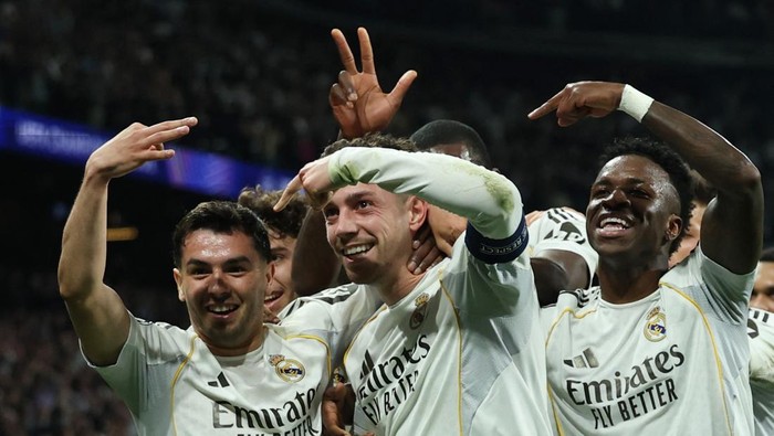 Soccer Football - UEFA Champions League - Round of 16 - First Leg - Real Madrid v Manchester City - Santiago Bernabeu, Madrid, Spain - March 11, 2026 Real Madrids Federico Valverde celebrates scoring their third goal with teammates REUTERS/Violeta S