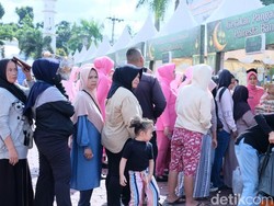 Senyum Emak-emak Soreang Dapat Sembako Murah di Kantor Polisi