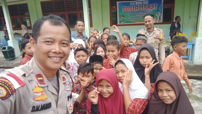 Polisi Ipda Dongan Ajarkan Bahasa Inggris di Pulau Terluar Riau