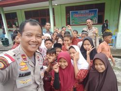 Pengabdian Ipda Dongan Ajarkan Bahasa Inggris ke Anak-anak Pulau Terluar Riau