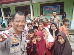 Pengabdian Ipda Dongan Ajarkan Bahasa Inggris ke Anak-anak Pulau Terluar Riau