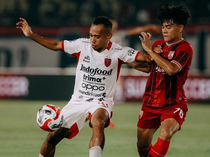 Irfan Jaya (kiri) mendapat kawalan dari Zanadin Fariz saat Bali United bertamu ke markas Persis di Stadion Manahan, Solo, dalam lanjutan Super League, Kamis (12/3/2026).