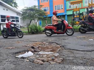 Kepedulian Warga Surabaya Cegah Kecelakaan Akibat Jalan Berlubang