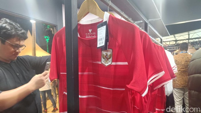 Jersey baru Timnas Indonesia buatan Kelme bisa dibeli secara online dan offline mulai pekan ini.