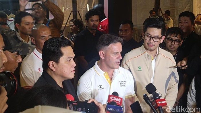 Pelatih Timnas Indonesia John Herdman (tengah).