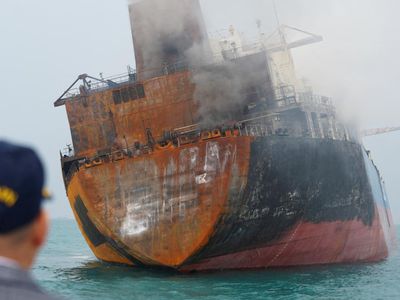Kapal Tanker Asing Terbakar Usai Serangan di Perairan Irak