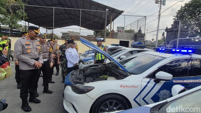 Kapolres Kendal dan Bupati Kendal Cek kendaraan satlantas.