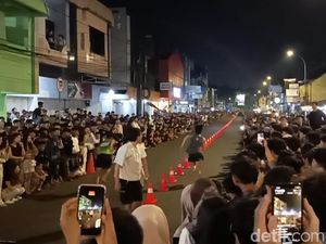 Keseruan Ajang Balap Lumpat di Tengah Malam Kota Tasikmalaya