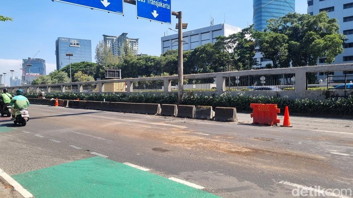 Truk Terguling di Depan DPR Sudah Dievakuasi