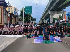 Pengamanan Demo Humanis, Mahasiswa-Polisi Salat Berjamaah di Depan Mabes Polri