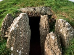 Arkeolog Buka Makam 5.000 Tahun, Harta Karun Kuno Bermunculan