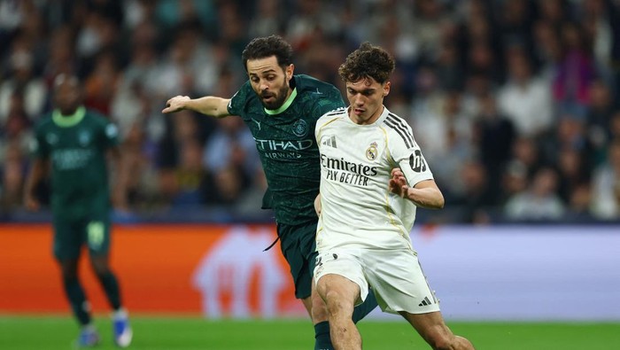 Soccer Football - UEFA Champions League - Round of 16 - First Leg - Real Madrid v Manchester City - Santiago Bernabeu, Madrid, Spain - March 11, 2026 Manchester Citys Bernardo Silva in action with Real Madrids Thiago Pitarch Action Images via Reute
