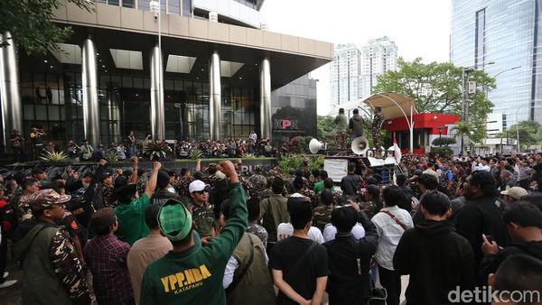 Mantan Menag Gus Yaqut Ditahan, Massa Banser Geruduk KPK