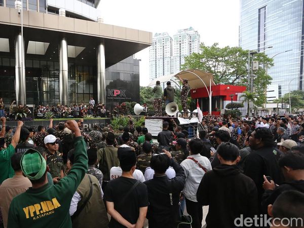 Mantan Menag Gus Yaqut Ditahan, Massa Banser Geruduk KPK