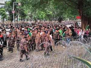 Massa Banser Datangi KPK Saat Eks Menag Yaqut Masih Diperiksa