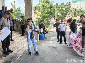 Mahasiswa Geruduk DPRD Sumsel Protes Anggaran Fasilitas Rumah Dinas