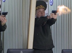 Korut Rilis Foto Putri Kim Jong Un Sedang Menembak, Isu Suksesi Menguat Lagi