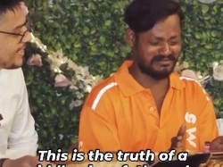 Diajak Makan Bareng Penumpang, Driver Ojol Ini Menangis Haru