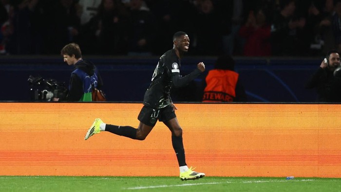 Ousmane Dembele gacor saat PSG membantai Chelsea.