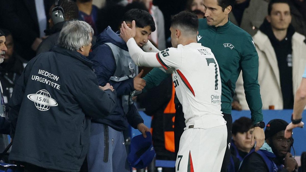 Pedro Neto mengecek ball boy yang ia dorong dalam laga melawan PSG. Foto: Action Images via Reuters/Peter Cziborra