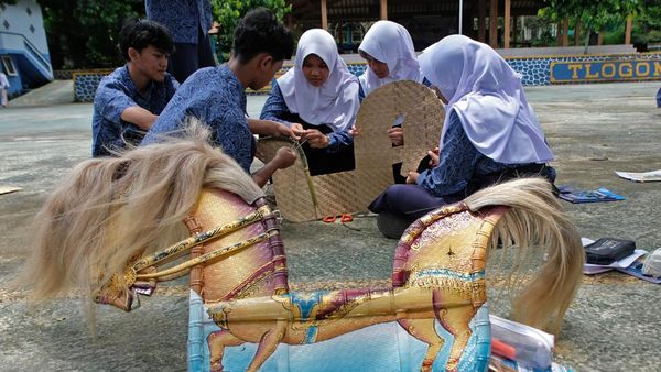 Pelajar Temanggung Belajar Membuat Kuda Lumping