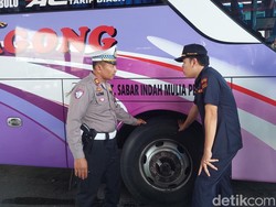 Kru Bus di Terminal Bayuangga Probolinggo Cek Kesehatan-Ramp Check