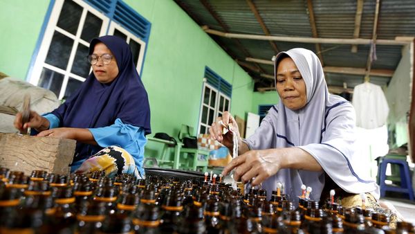Perajin Gorontalo Siapkan Lampu Botol Sambut Akhir Ramadan