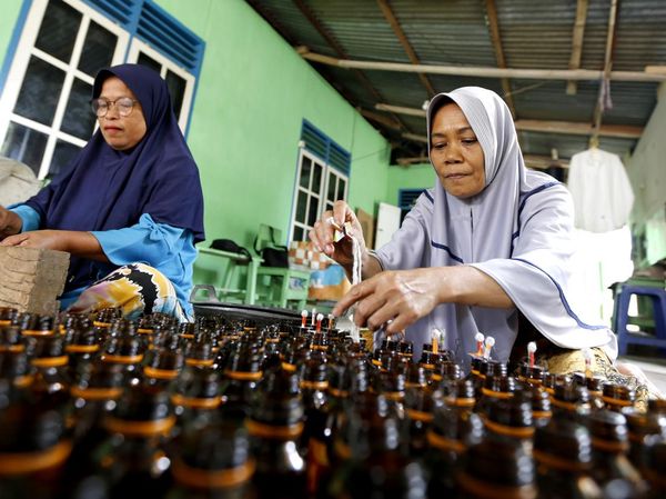 Perajin Gorontalo Siapkan Lampu Botol Sambut Akhir Ramadan