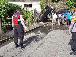 Tak Kuat Menanjak, Mobil Pikap Masuk Jurang di Gianyar