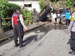 Tak Kuat Menanjak, Mobil Pikap Masuk Jurang di Gianyar