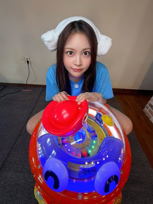 Potret Carmen Hearts2Hearts menjajal permaian fasilitas di dalam sauna.