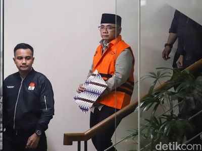 Potret Eks Menag Yaqut Cholil Berompi Oranye, Tutupi Borgol dengan Map