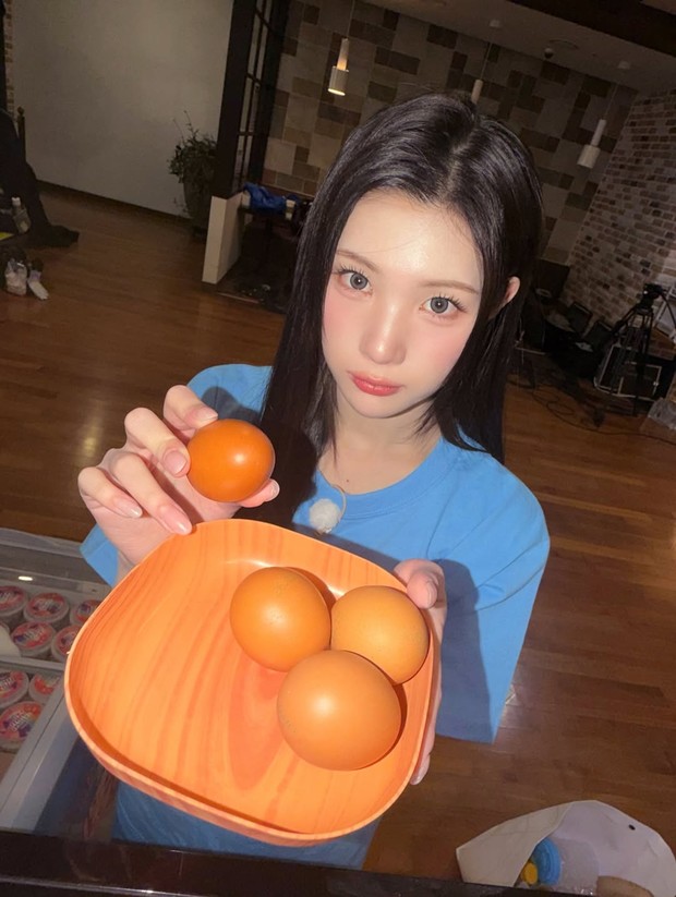 Juun memperkenalkan makanan wajib di sauna Korea yakni telur rebus.