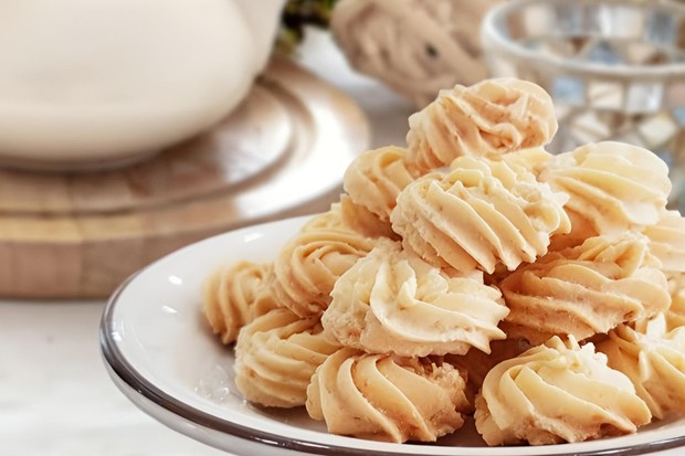 Kue sagu merupakan kue kering dengan tekstur lembut dan menjadi salah salah satu kue favorit di hari Lebaran.