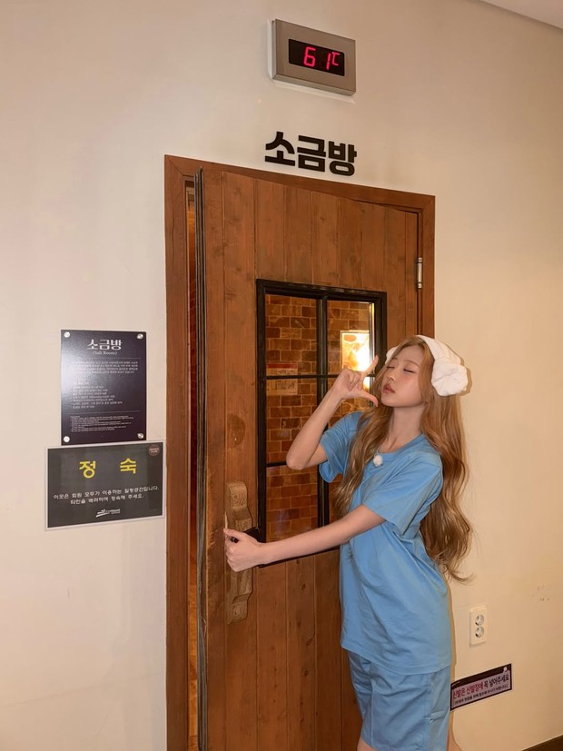 Potret Stella Hearts2Hearts di dalam ruang garam sauna.