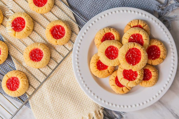 Thumbprint merupakan kue kering jaman dulu yang masih awet disukai oleh banyak orang di momen Lebaran.