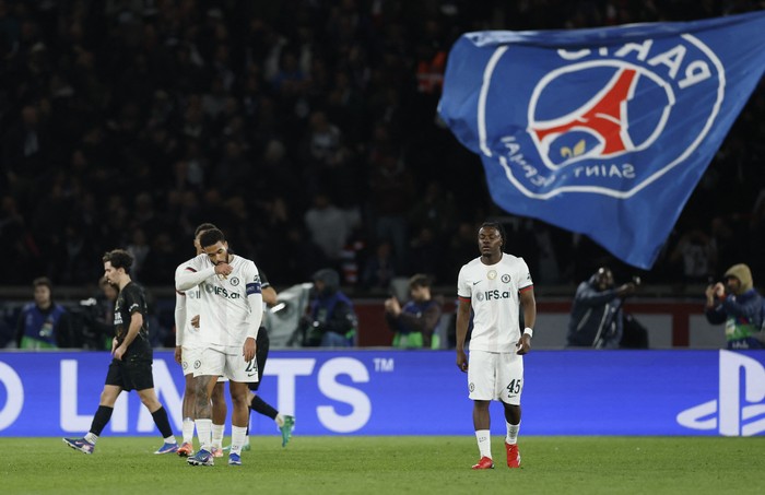 Soccer Football - UEFA Champions League - Round of 16 - First Leg - Paris St Germain v Chelsea - Parc des Princes, Paris, France - March 11, 2026 Chelseas Reece James and Romeo Lavia look dejected after Paris St Germains Khvicha Kvaratskhelia score