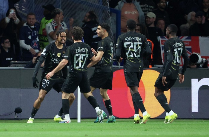 PARIS, FRANCE - MARCH 11: Bradley Barcola #29 of Paris Saint-Germain celebrate his first goal with teammates during the UEFA Champions League 2025/26 Round of 16 First Leg match between Paris Saint-Germain and Chelsea FC at Parc des Princes on March 