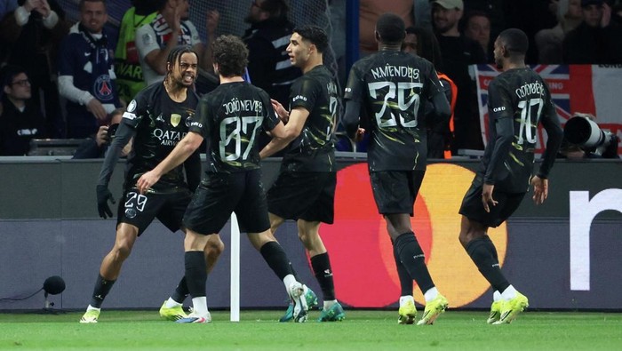 PARIS, FRANCE - MARCH 11: Bradley Barcola #29 of Paris Saint-Germain celebrate his first goal with teammates during the UEFA Champions League 2025/26 Round of 16 First Leg match between Paris Saint-Germain and Chelsea FC at Parc des Princes on March 
