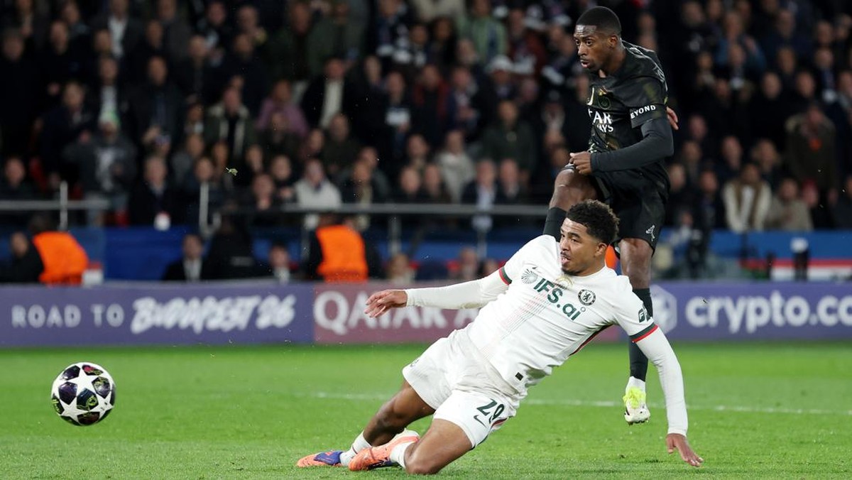 Momen Ousmane Dembele membawa PSG mengungguli Chelsea 2-1 di babak pertama pertandingan Leg I Babak 16 Besar Liga Champions. Foto: Justin Setterfield/Getty Images